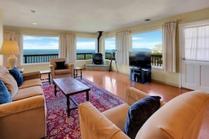 Maison, 2 grands lits, patio, vue océan (Cypress Cottage) | Coin séjour | Télévision à écran plat de 42 pouces avec chaßnes numériques, cheminée
