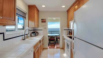 Casa, 2 camas Queen, varanda, vista para o oceano (Cypress Cottage) | Cozinha privada | Geladeira, micro-ondas, fogão, cooktop