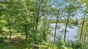Une vue sur le lac, avec une balançoire et un quai.
