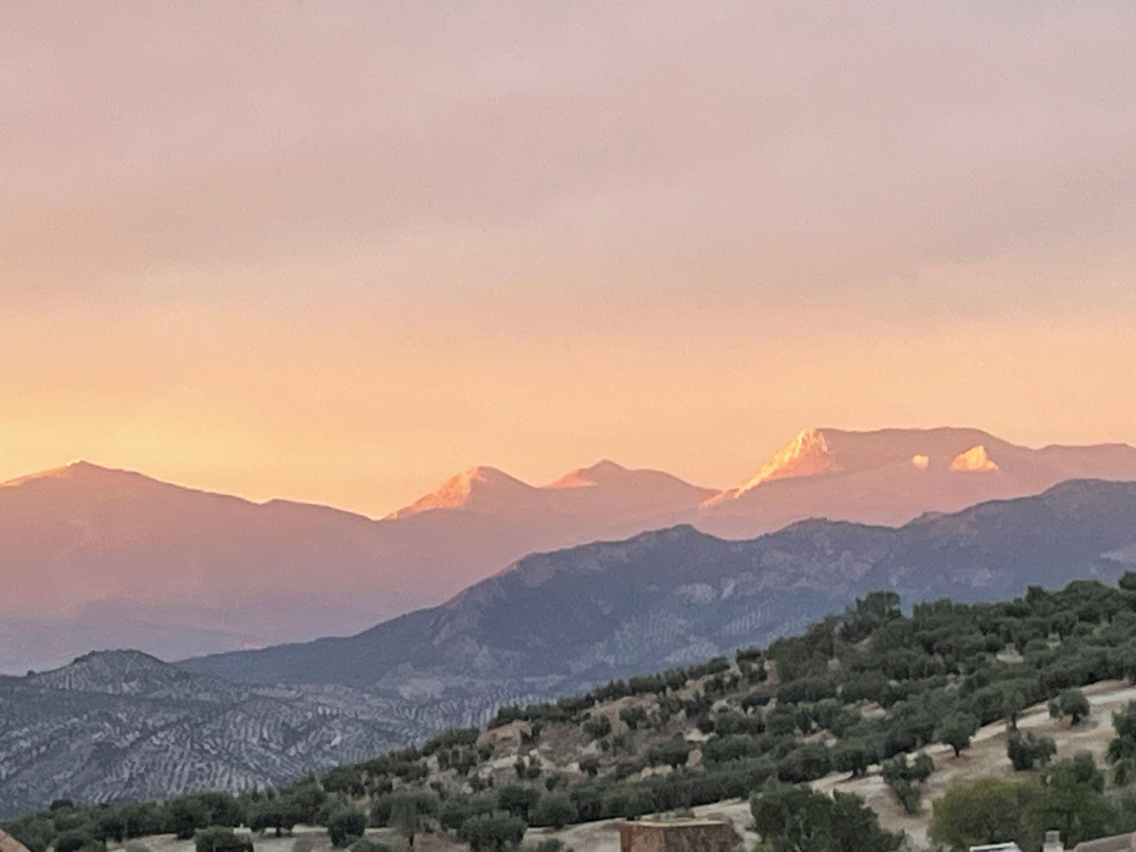 Un paisaje montañoso con cielo despejado.