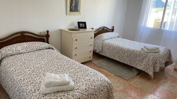 3 slaapkamers, een bureau, een strijkplank/strijkijzer, reisbedje