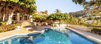 Spacious 5-bedroom villa in fabulous Acapulco de Juárez with WiFi, Pool, Chef!