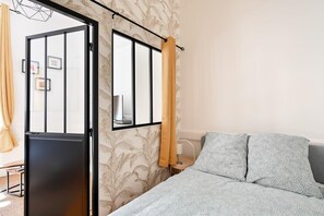 1 bedroom, bed sheets - 🏡 The Valmy Retreat – Peaceful & Private Terrace (Lyon)