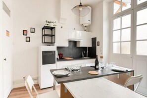 Fridge, microwave, stovetop, coffee/tea maker - 🏡 The Valmy Retreat – Peaceful & Private Terrace (Lyon)