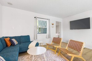 Casa, varias camas, patio, vista al jardín (Enchanted Woods Retreat Branson) | Área de sala de estar | Televisión de pantalla plana de 42 pulgadas con canales digitales