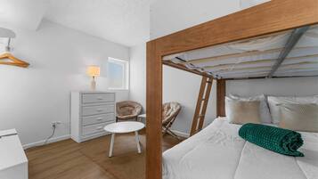 Hus, flere senger, terrasse, hageutsikt (Enchanted Woods Retreat Branson) | 5 soverom, wi-fi (inkludert) og individuelt dekorert