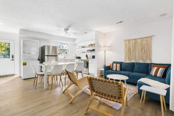 Casa, varias camas, patio, vista al jardín (Enchanted Woods Retreat Branson) | Área de sala de estar | Televisión de pantalla plana de 42 pulgadas con canales digitales