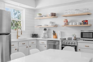 Hus, flere senger, terrasse, hageutsikt (Enchanted Woods Retreat Branson) | Eget kjøkken | Kaffetrakter/tekoker