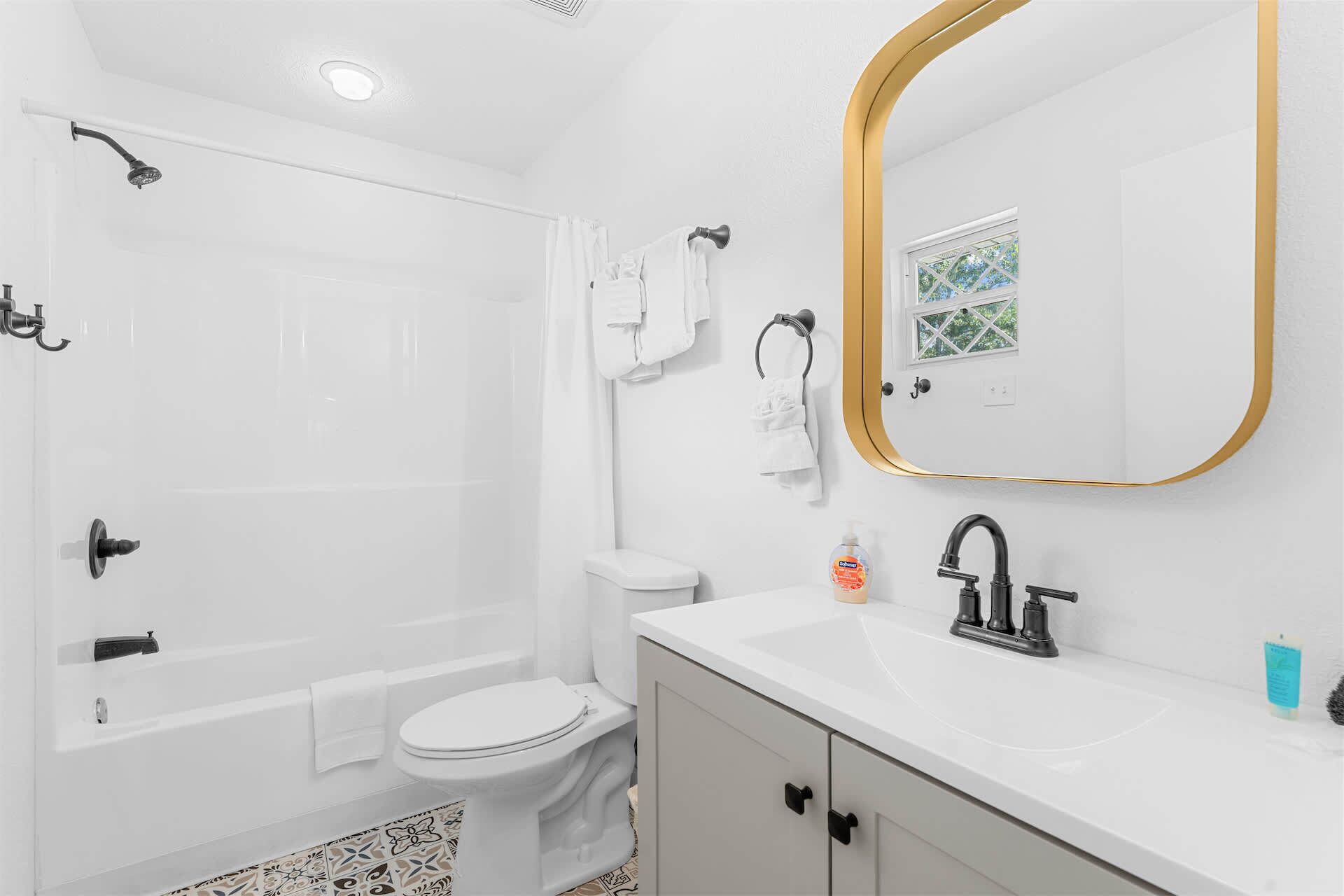 Une salle de bain avec des toilettes, un lavabo et une douche.