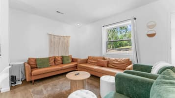 House, Berbilang Katil, Patio, Garden View (Enchanted Woods Retreat Branson) | Ruang tamu | 42 inci televisyen skrin rata dengan digital