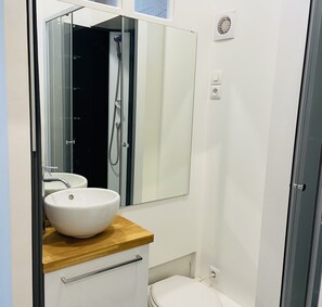 Shower, hair dryer, towels - The Little Pierre - apartment Terreaux Croix Rousse (Lyon)