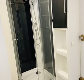 Shower, hair dryer, towels - The Little Pierre - apartment Terreaux Croix Rousse (Lyon)