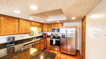 House, Multiple Beds, Patio (Redbud Retreat) | Private kitchen | Fridge, microwave, oven, stovetop
