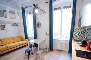 Living area - Charpennes – Apartment for 4 people near the metro (Villeurbanne)