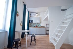 Kylskåp, mikrovågsugn, spishäll och kaffe- och tebryggare