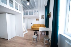 Living area - Charpennes – Apartment for 4 people near the metro (Villeurbanne)