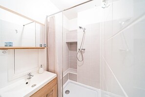 Douche, séchoir à cheveux, serviettes fournies