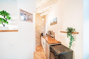 Fridge, oven, stovetop, coffee/tea maker - Le Petit St Paul Charming Studio T1 Bis in the heart of Old Lyon (Lyon)