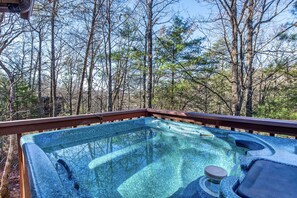 Outdoor spa tub - Peaceful 2br in Mountains w/ Private Hot Tub! (Sevierville)