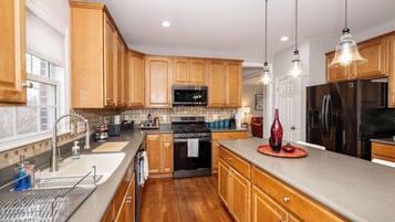 House, Multiple Beds, Pool Access, Garden View | Private kitchen | Fridge, microwave, oven, stovetop