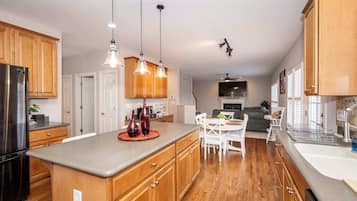 House, Multiple Beds, Pool Access, Garden View | Interior