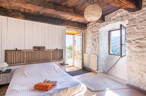 8 bedrooms, free WiFi, bed sheets - Farmhouse 'La Ferme De Chalas' with Mountain View, Private Pool and Wi-Fi (VALGORGE)