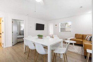 Huis, Meerdere bedden, terras, uitzicht op tuin (Whispering Woods Retreat) | Dineren