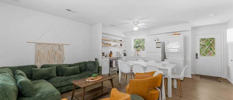 Hus - flere senge - terrasse - udsigt til have (Whispering Woods Retreat) | Opholdsområde | 42-tommers fladskærms-tv med digitale kanaler