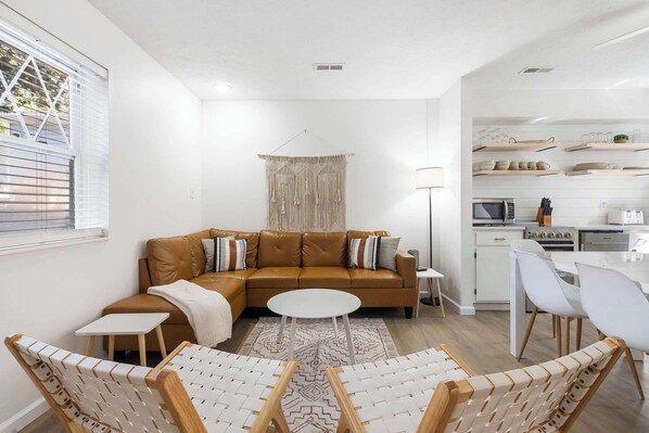 單棟房屋, 多張床, 露台, 花園景 (Whispering Woods Retreat) | 客廳 | 42 吋平面電視連數碼電視頻道