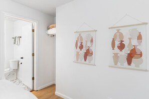 Huis, Meerdere bedden, terras, uitzicht op tuin (Whispering Woods Retreat) | Badkamer | Een haardroger, handdoeken