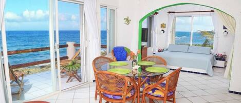 Tabla de planchar con plancha, wifi gratis y ropa de cama