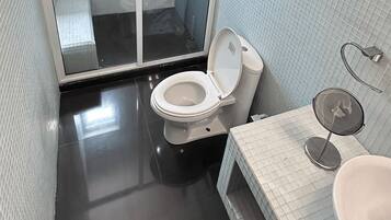 Traditional Apartment | Bathroom