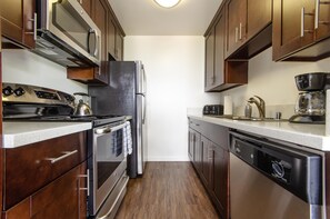 Private kitchen - Prime Location 1 bedroom with Balcony & Pool (West Hollywood)