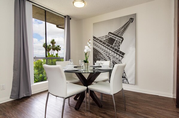 Dining - Prime Location 1 bedroom with Balcony & Pool (West Hollywood)