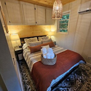 1 bedroom, desk, iron/ironing board, free WiFi - Rest Haven Cottage: Cozy oasis on 3 acres, near shopping/food/entertainment (Dayton)