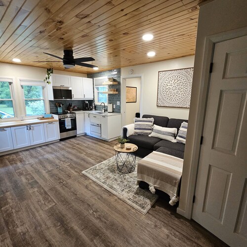 Rest Haven Cottage: Cozy oasis on 3 acres, near shopping/food/entertainment