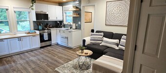 Rest Haven Cottage: Cozy oasis on 3 acres, near shopping/food/entertainment