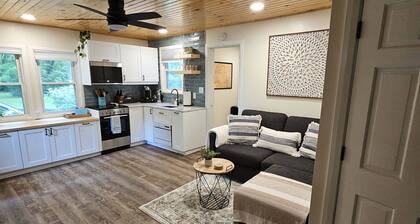 Rest Haven Cottage: Cozy oasis on 3 acres, near shopping/food/entertainment