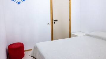 1 bedroom, bed sheets