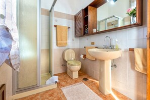 Een douche, een haardroger, handdoeken