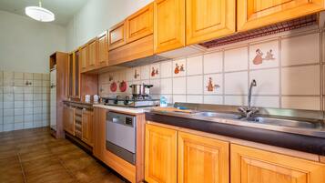 Frigorifero, microonde, forno, piano cottura