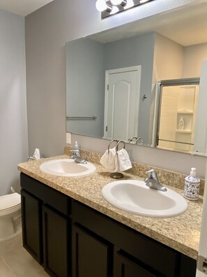 Bruser, hårtørrer, håndklæder, Sæbe