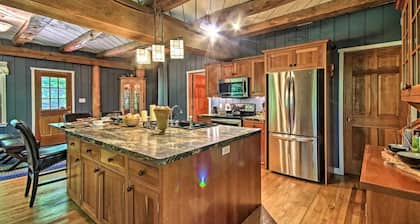 Bear's Eye View' - Mountain Retreat w/ Hot Tub!
