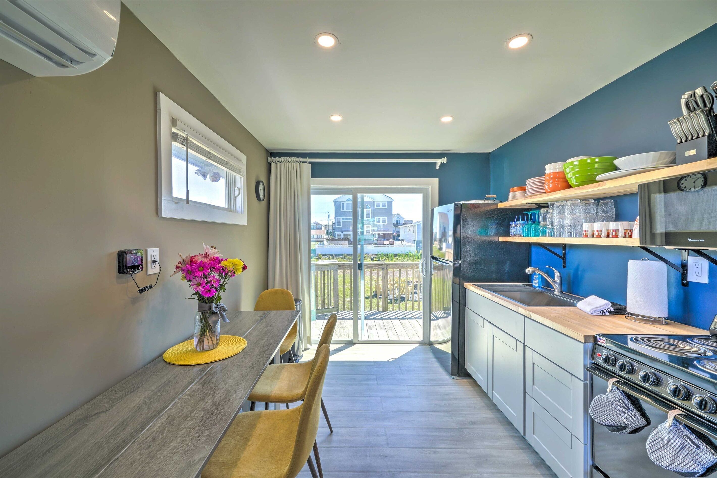 Sandpiper: Pet Frienldy Beach Home w/Fire Pit