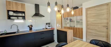 Een koelkast, een magnetron, een oven, een kookplaat