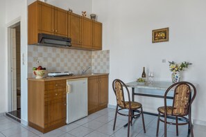 Fridge, stovetop, electric kettle, cookware/dishes/utensils