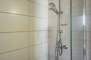 Een douche, handdoeken