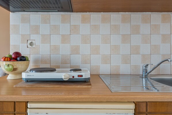 Fridge, stovetop, electric kettle, cookware/dishes/utensils