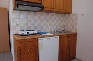 Geladeira, cooktop, talheres/pratos/utensílios de cozinha