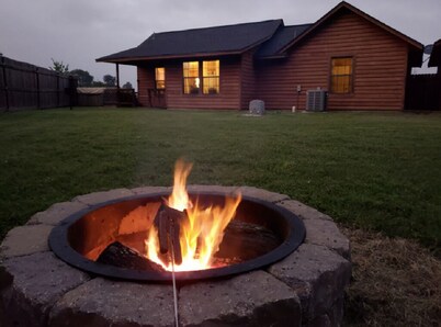 Star Valley cozy log cabin close to the Chickasaw National and Turner Falls Park